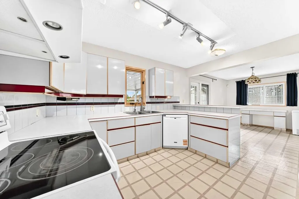 42 Cardiff Drive NW Calgary AB T2K 1R5