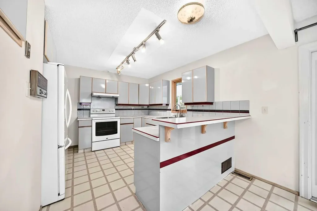 42 Cardiff Drive NW Calgary AB T2K 1R5