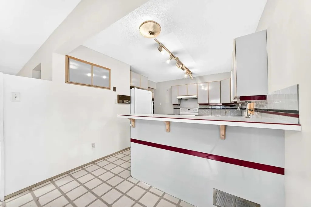 42 Cardiff Drive NW Calgary AB T2K 1R5