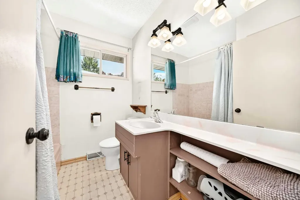 42 Cardiff Drive NW Calgary AB T2K 1R5