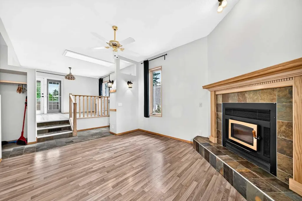 42 Cardiff Drive NW Calgary AB T2K 1R5