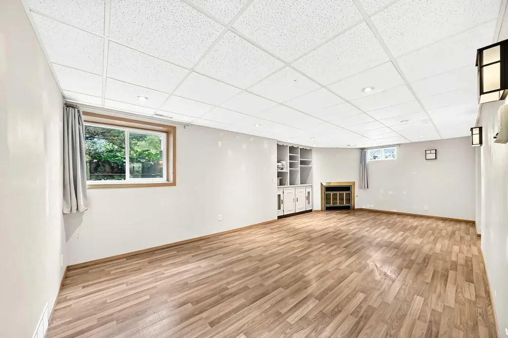 42 Cardiff Drive NW Calgary AB T2K 1R5