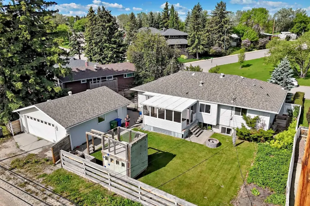 42 Cardiff Drive NW Calgary AB T2K 1R5