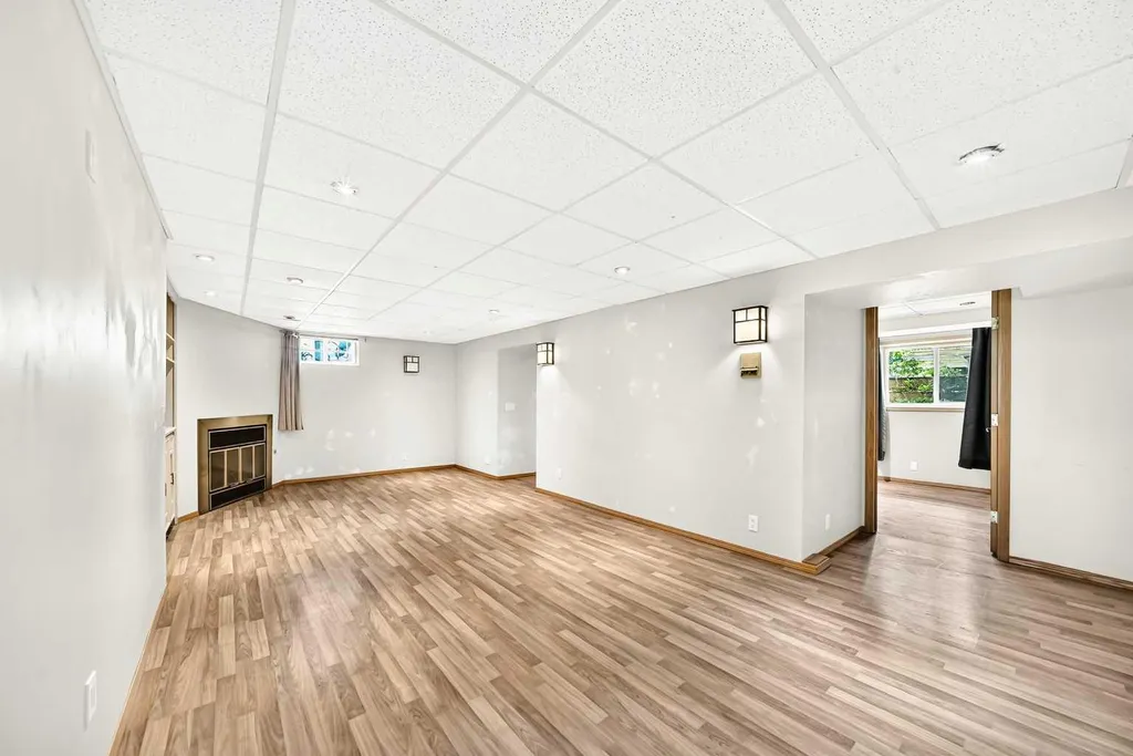 42 Cardiff Drive NW Calgary AB T2K 1R5
