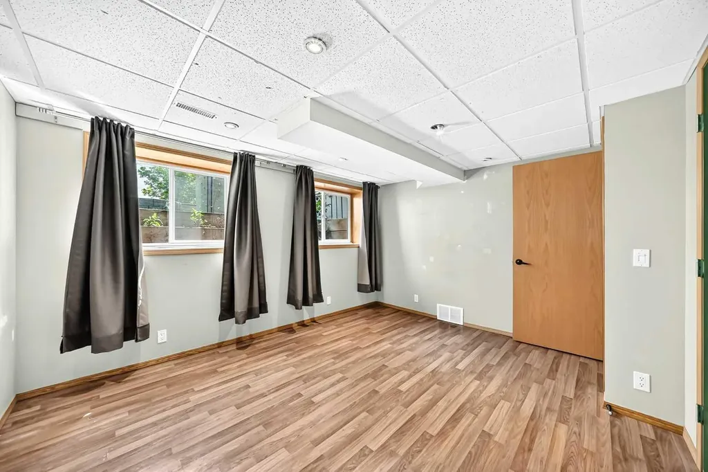 42 Cardiff Drive NW Calgary AB T2K 1R5