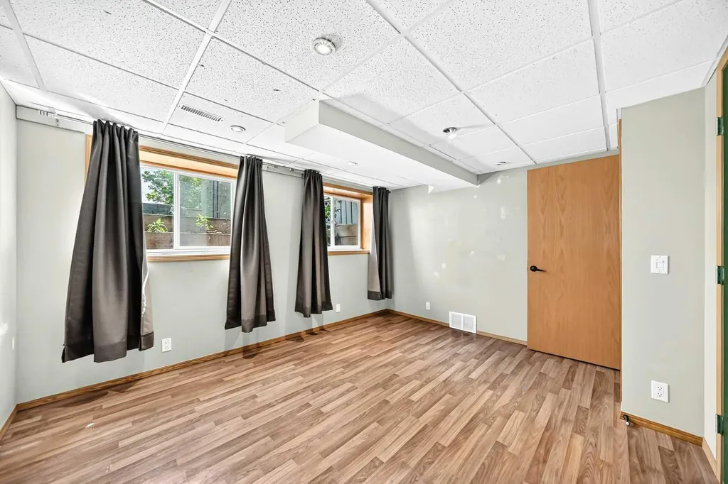 42 Cardiff Drive NW Calgary AB T2K 1R5