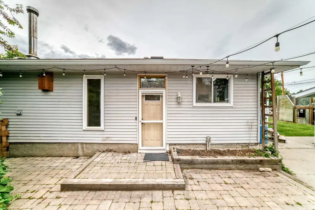 42 Cardiff Drive NW Calgary AB T2K 1R5