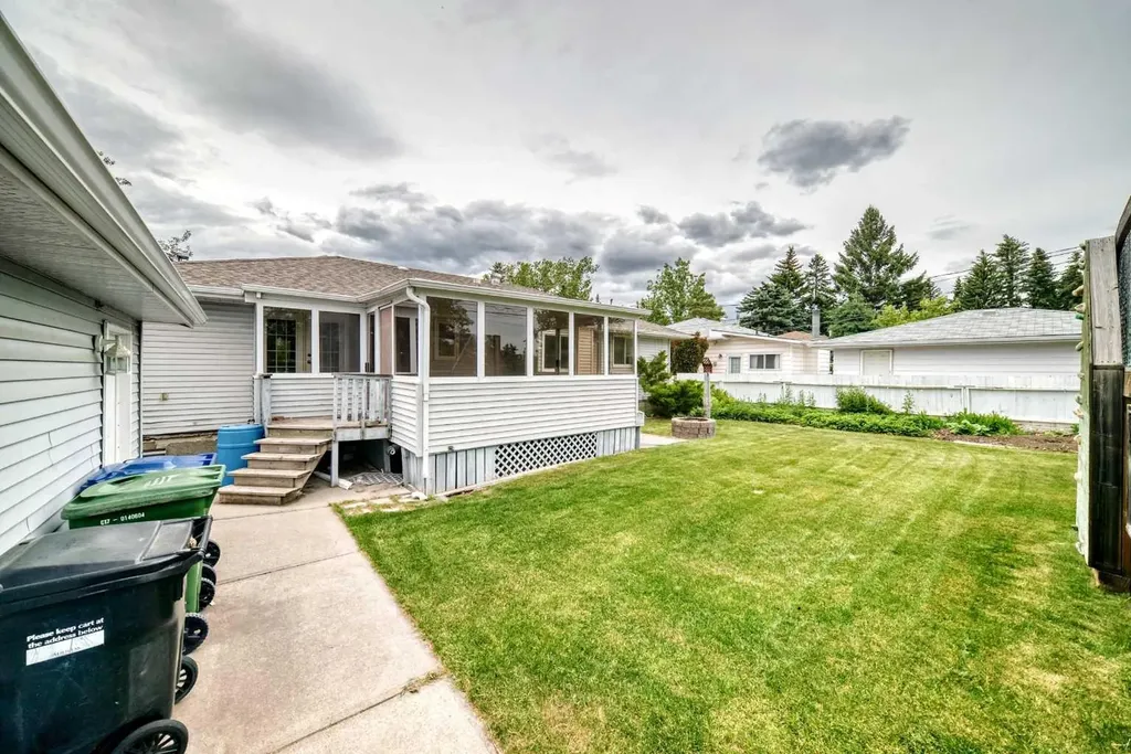 42 Cardiff Drive NW Calgary AB T2K 1R5