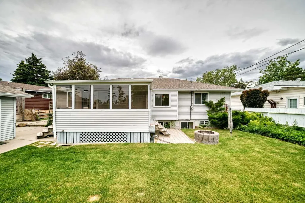 42 Cardiff Drive NW Calgary AB T2K 1R5
