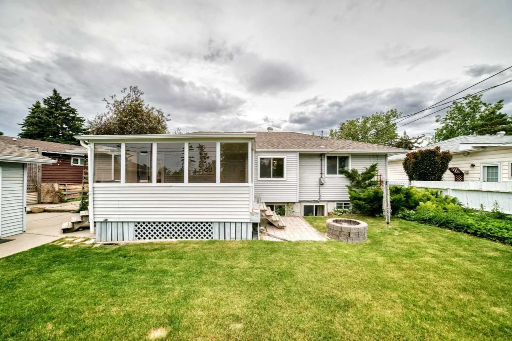 42 Cardiff Drive NW Calgary AB T2K 1R5