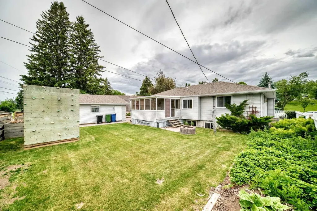 42 Cardiff Drive NW Calgary AB T2K 1R5