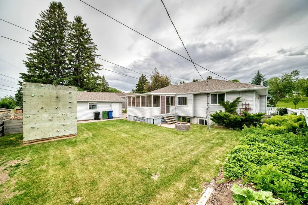 42 Cardiff Drive NW Calgary AB T2K 1R5