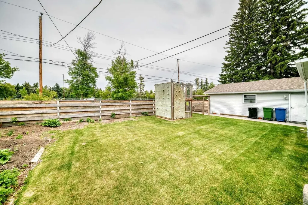 42 Cardiff Drive NW Calgary AB T2K 1R5