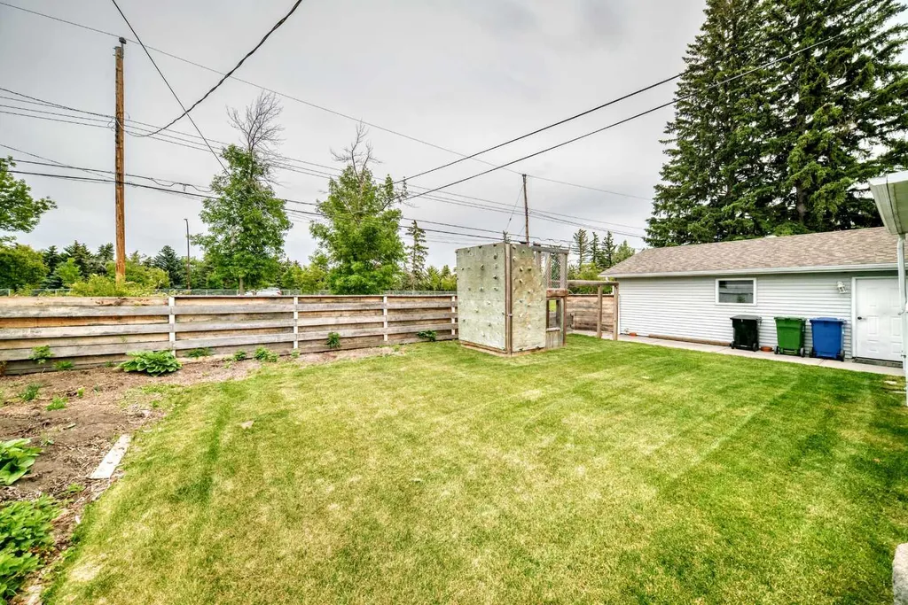 42 Cardiff Drive NW Calgary AB T2K 1R5