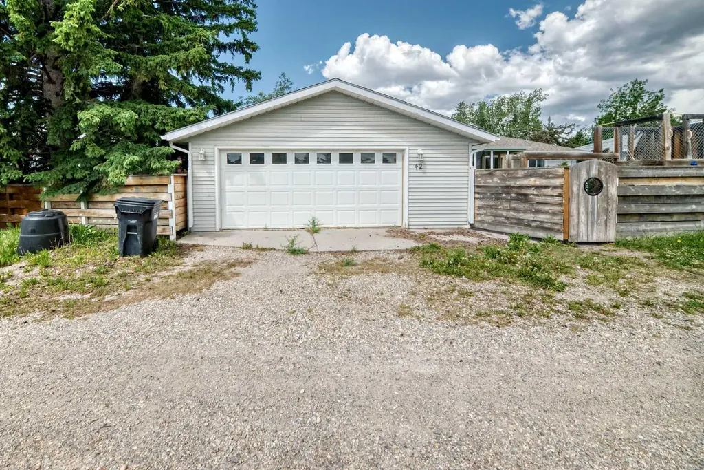 42 Cardiff Drive NW Calgary AB T2K 1R5