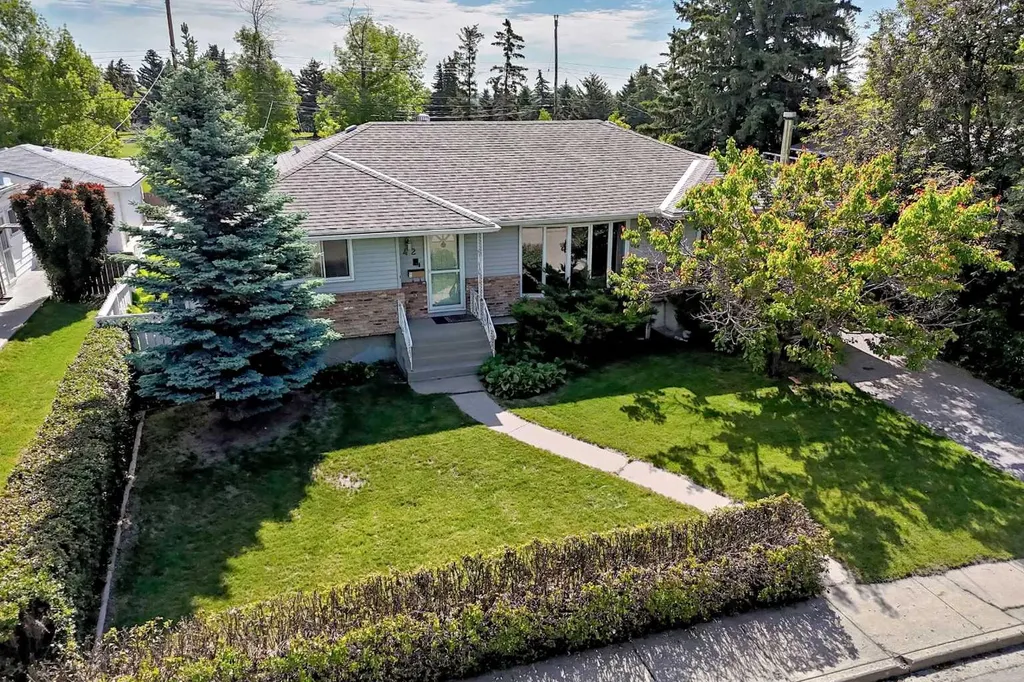42 Cardiff Drive NW Calgary AB T2K 1R5