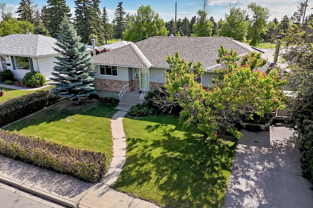 42 Cardiff Drive NW Calgary AB T2K 1R5