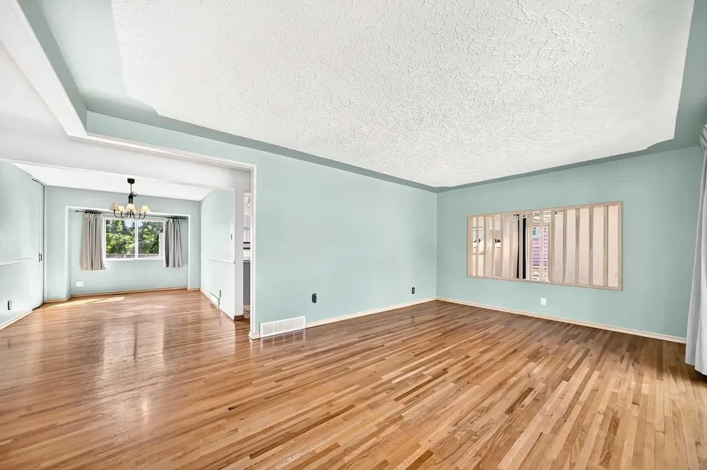 42 Cardiff Drive NW Calgary AB T2K 1R5
