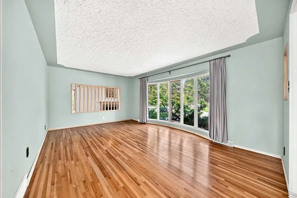 42 Cardiff Drive NW Calgary AB T2K 1R5