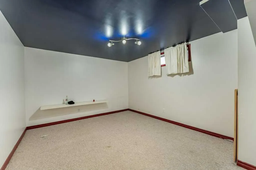 250 Mt Lorette Close SE Calgary AB T2Z 2L9