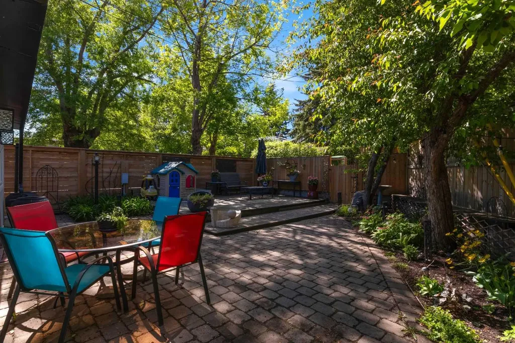 157 Wildwood Drive SW Calgary AB T3C 3C7