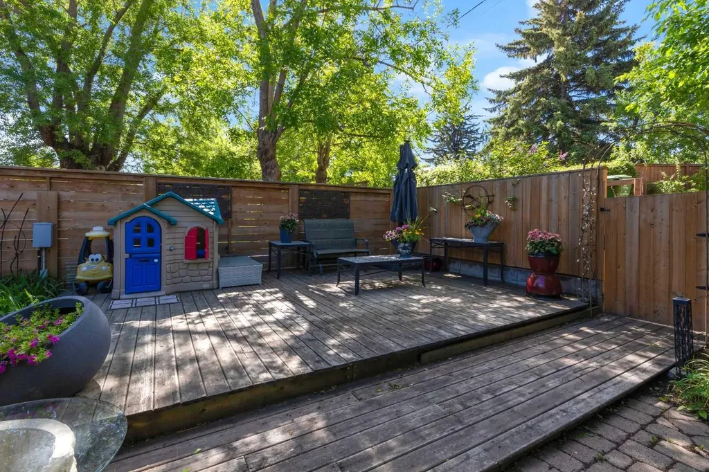 157 Wildwood Drive SW Calgary AB T3C 3C7