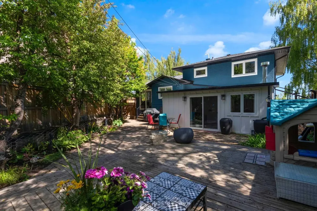 157 Wildwood Drive SW Calgary AB T3C 3C7
