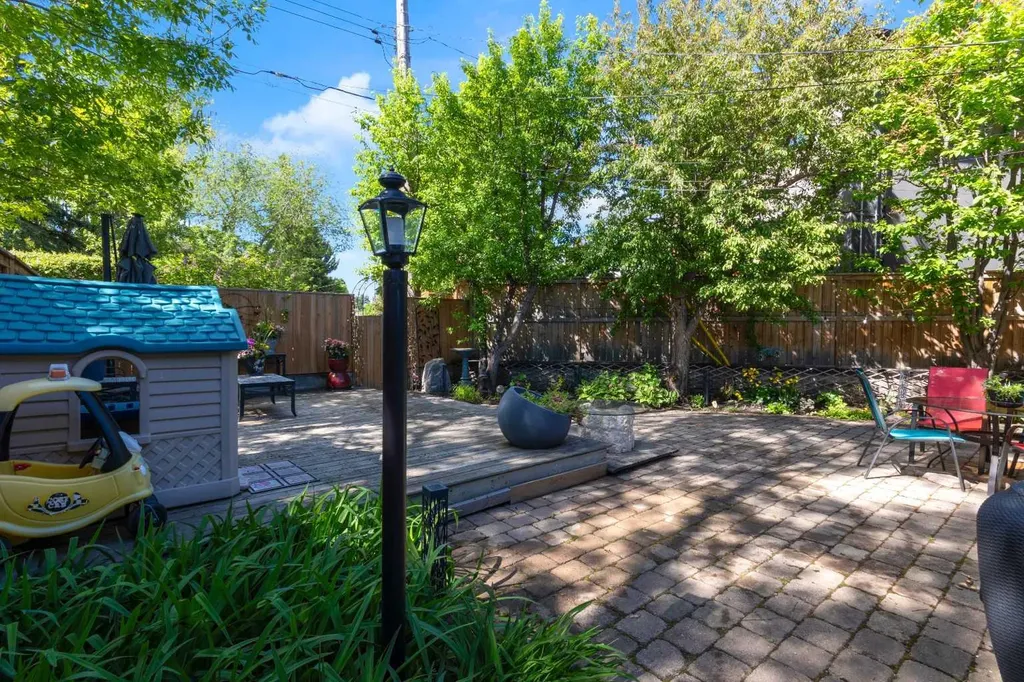 157 Wildwood Drive SW Calgary AB T3C 3C7