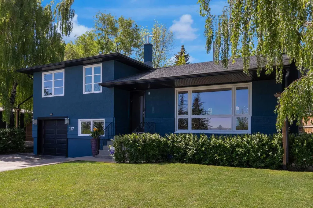 157 Wildwood Drive SW Calgary AB T3C 3C7