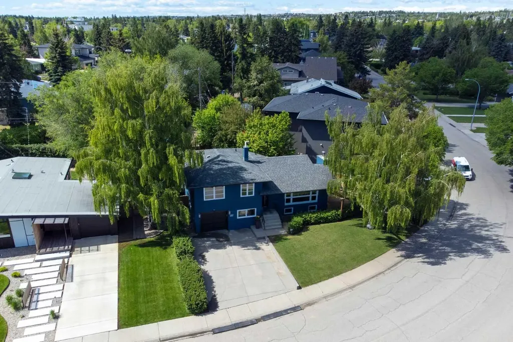 157 Wildwood Drive SW Calgary AB T3C 3C7
