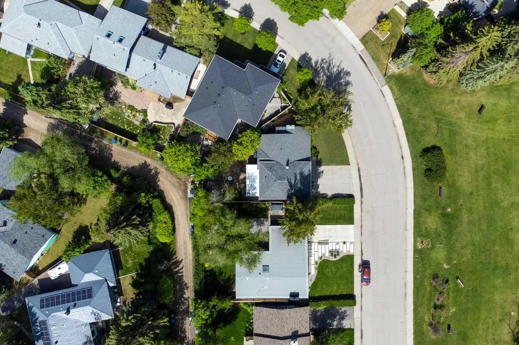 157 Wildwood Drive SW Calgary AB T3C 3C7