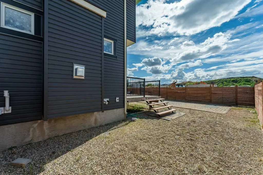 1241 Westmount Drive Strathmore AB T1Y 1Y6