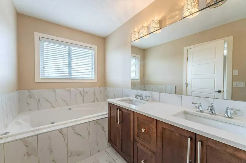 1241 Westmount Drive Strathmore AB T1Y 1Y6
