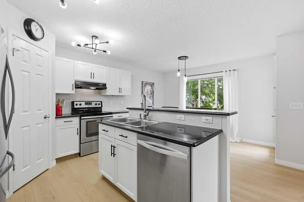 16 Evansbrooke Rise Calgary AB T3P 1C6