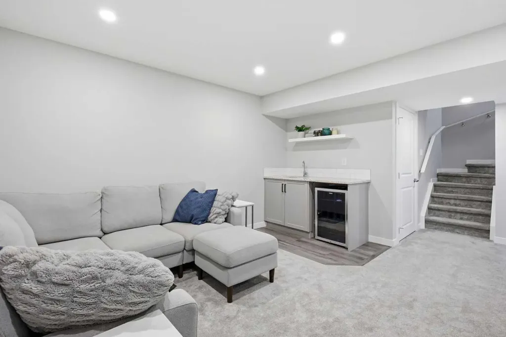 16 Evansbrooke Rise Calgary AB T3P 1C6