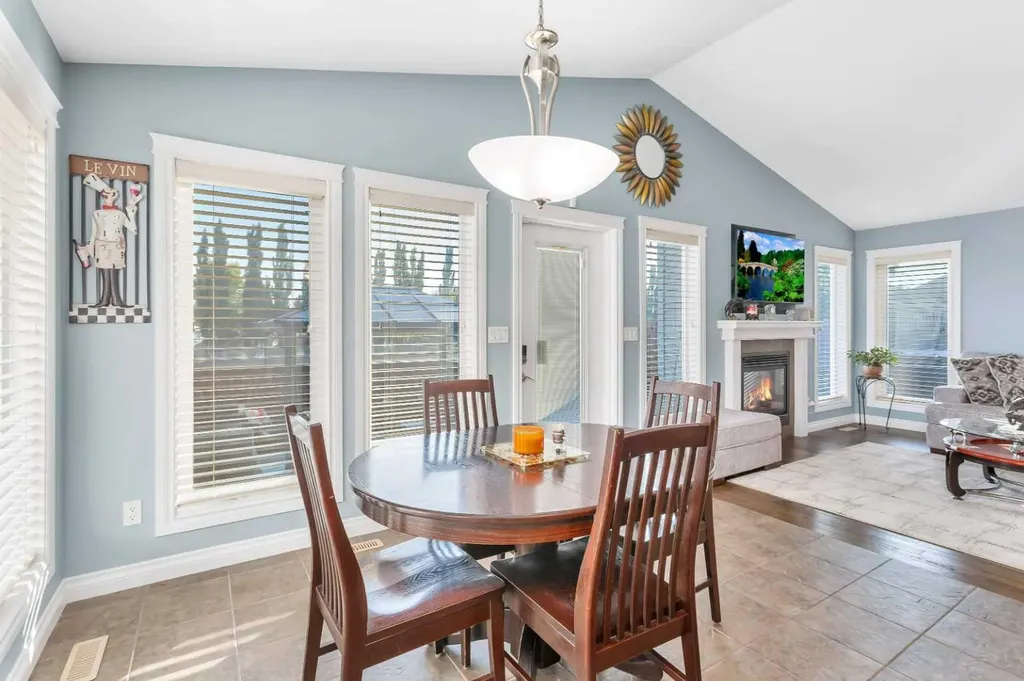 5 Heritage Drive Penhold AB T0M 1R0