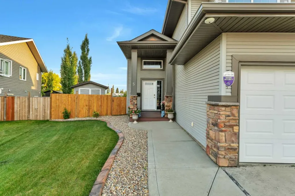 5 Heritage Drive Penhold AB T0M 1R0