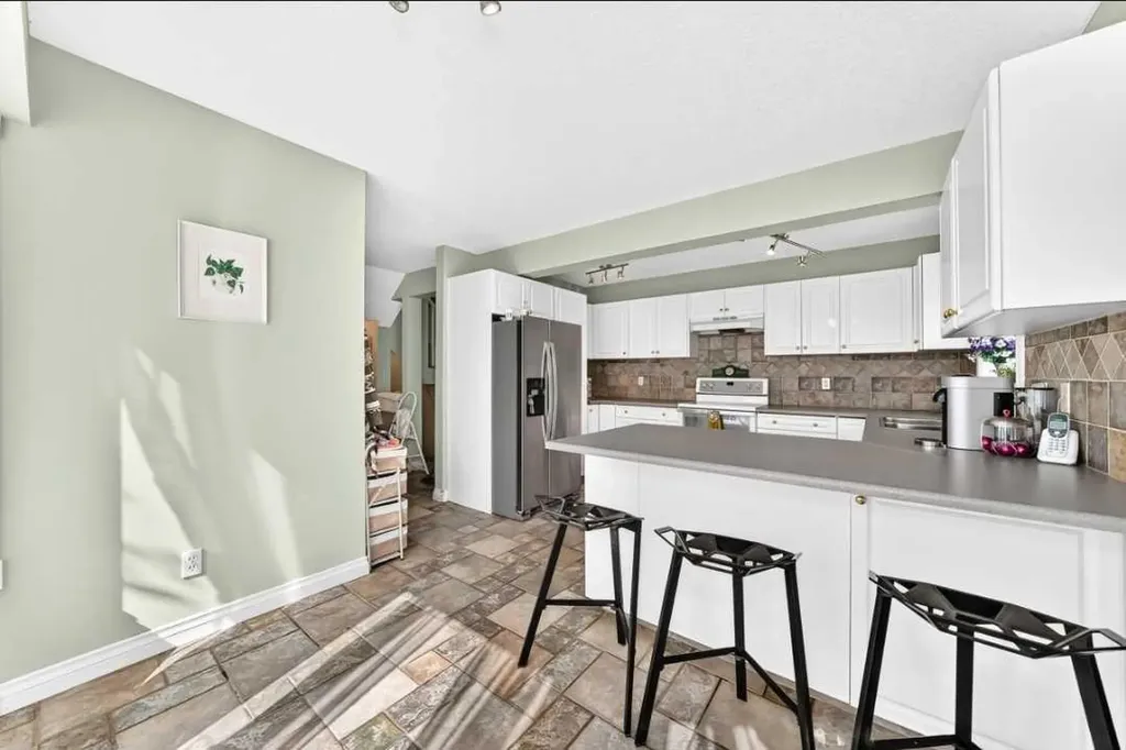 672 Killarney Glen Court SW Calgary AB T3E 7H4