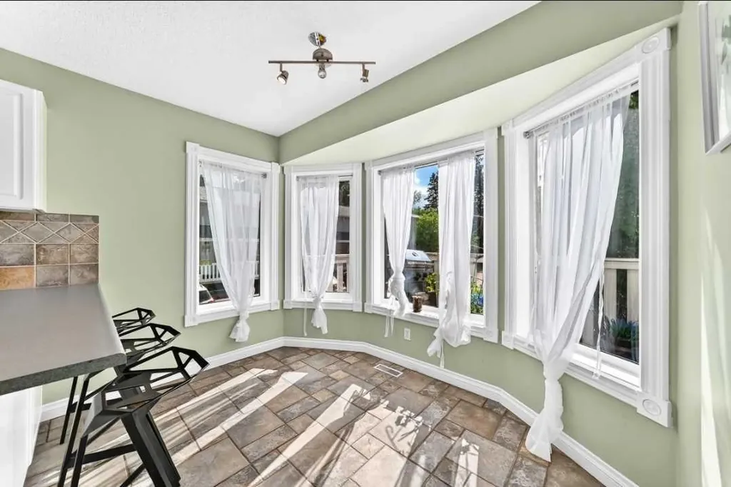 672 Killarney Glen Court SW Calgary AB T3E 7H4