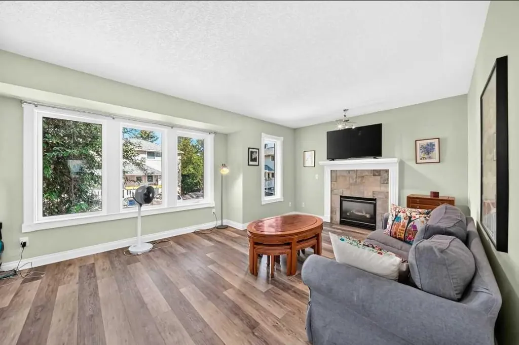 672 Killarney Glen Court SW Calgary AB T3E 7H4