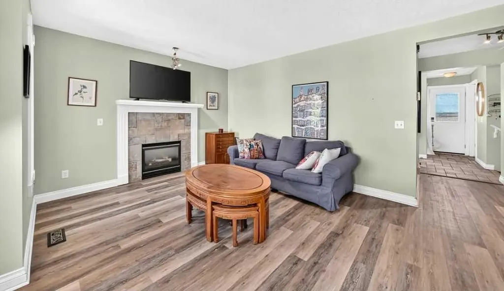 672 Killarney Glen Court SW Calgary AB T3E 7H4
