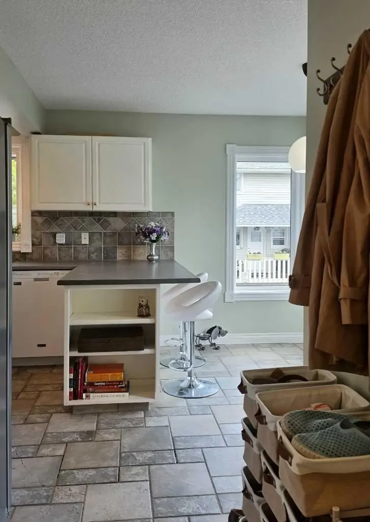 672 Killarney Glen Court SW Calgary AB T3E 7H4
