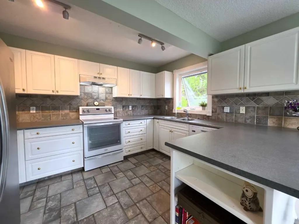 672 Killarney Glen Court SW Calgary AB T3E 7H4