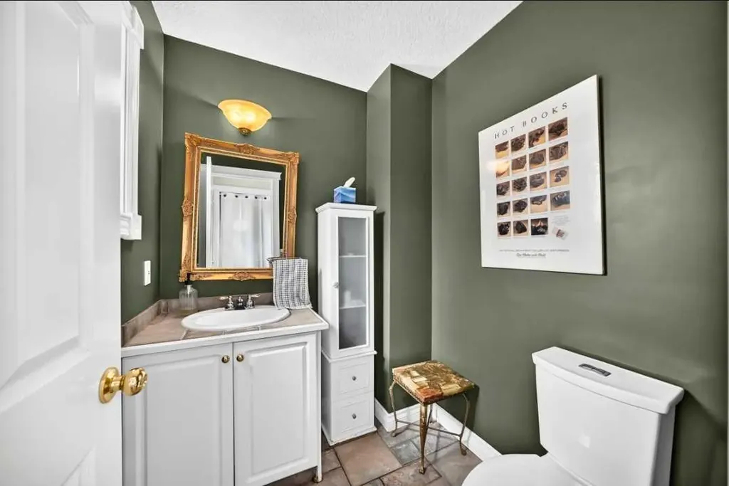 672 Killarney Glen Court SW Calgary AB T3E 7H4
