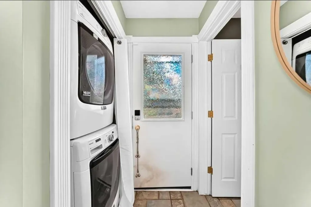 672 Killarney Glen Court SW Calgary AB T3E 7H4