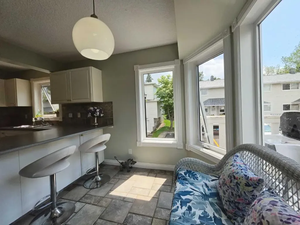 672 Killarney Glen Court SW Calgary AB T3E 7H4