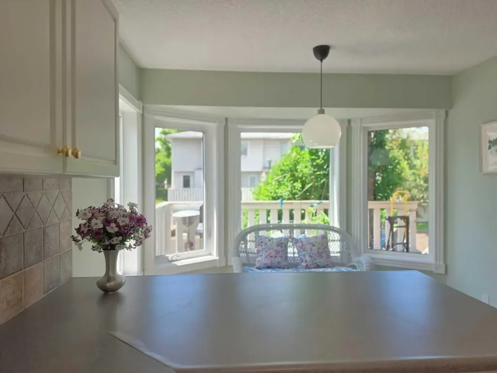 672 Killarney Glen Court SW Calgary AB T3E 7H4