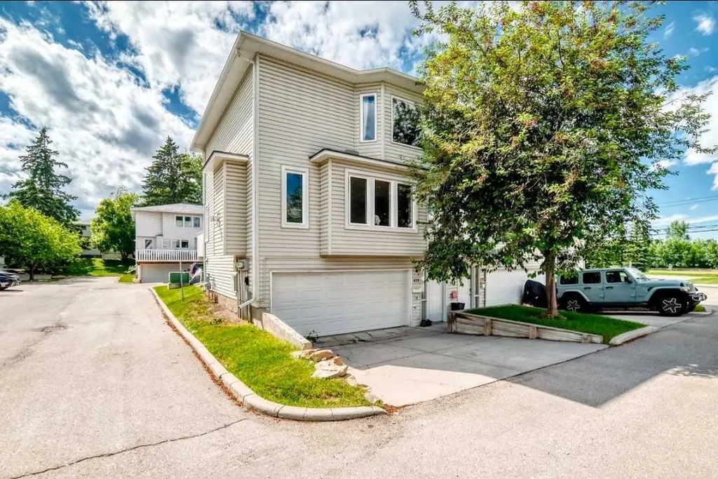672 Killarney Glen Court SW Calgary AB T3E 7H4