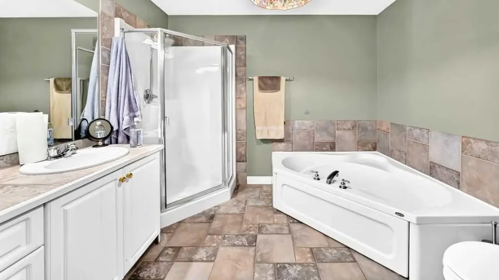 672 Killarney Glen Court SW Calgary AB T3E 7H4