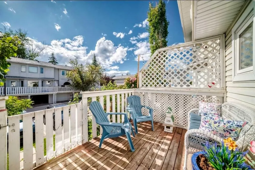 672 Killarney Glen Court SW Calgary AB T3E 7H4